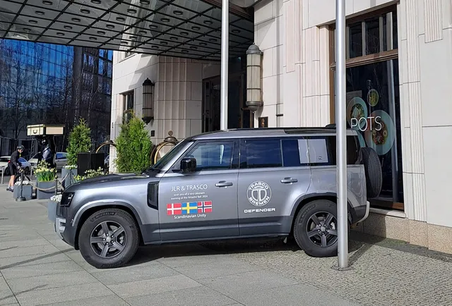 Defender A-KIP® devant l’entrée principale du bal des attachés militaires à Berlin