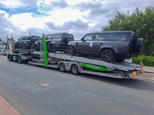 Erste Defender 130 bei der Anlieferung auf einem Autotransporter für den A-KIP®-Umbau