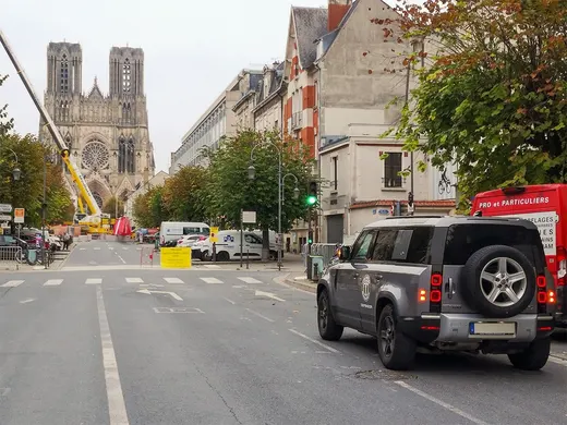 Defender A-KIP® de TRASCO lors de la tournée des concessionnaires en France, avec la cathédrale de Reims en arrière-plan