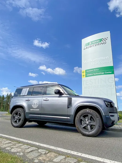 Defender A-KIP® de TRASCO à l’entrée du centre d’essais DEKRA Lausitzring