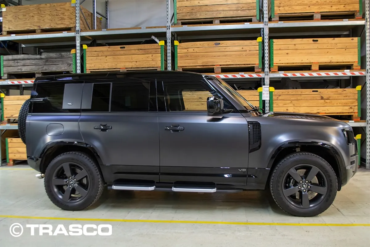 配备TRASCO A-KIP®防护的Defender 110 V8,侧视图