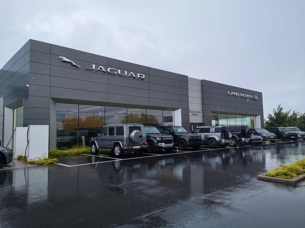 Händler von Jaguar Land Rover in Belgien, besucht auf der Tour mit dem Defender A-KIP®
