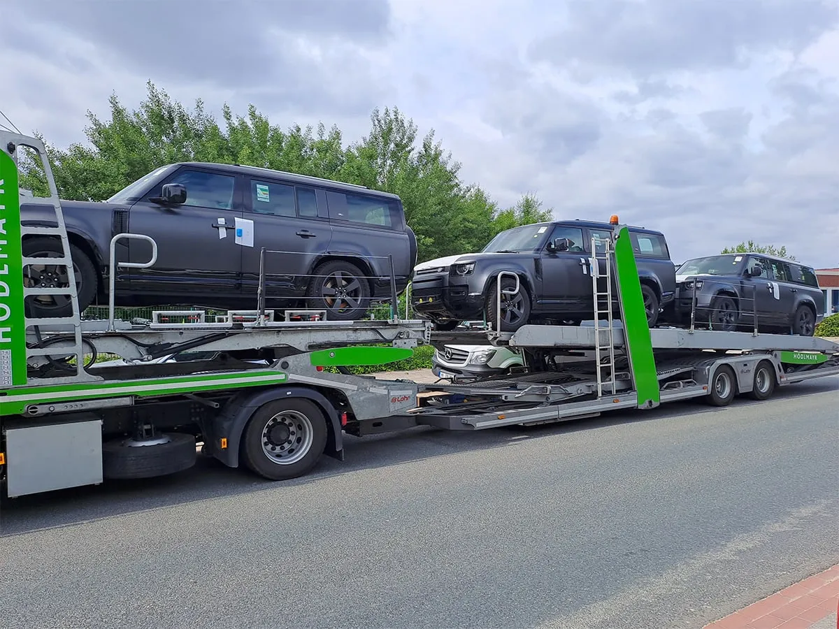 Defender 130 auf einem Autotransporter für den A-KIP®-Umbau