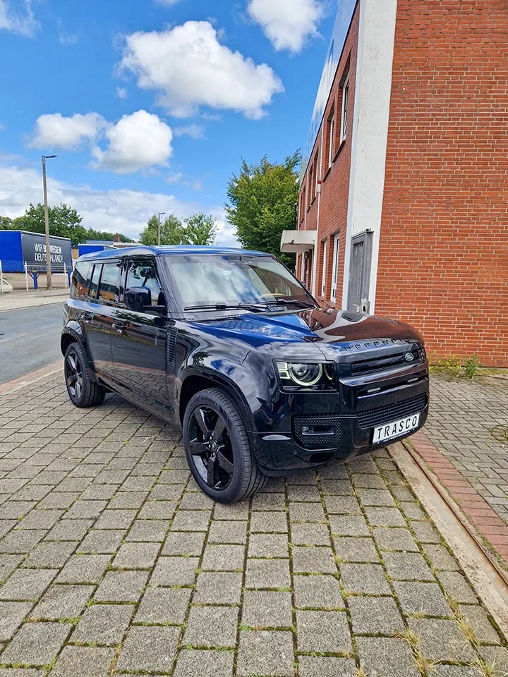 Defender 110 V8 mit A-KIP® Level 6 von TRASCO, Dreiviertelansicht von vorn