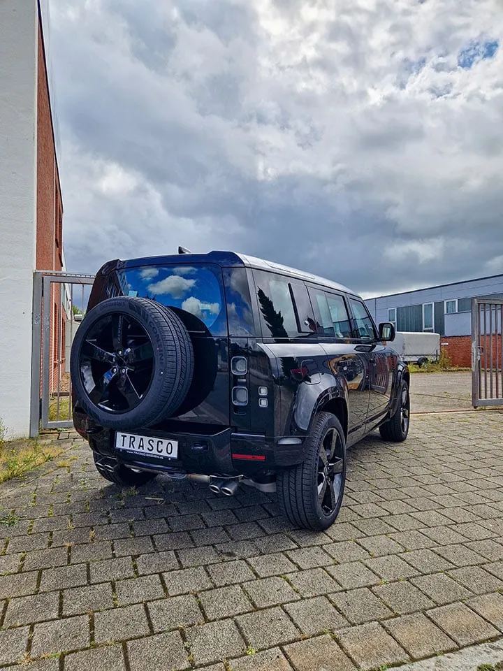 Defender 110 V8 mit A-KIP® Level 6 von TRASCO, Dreiviertelansicht von hinten