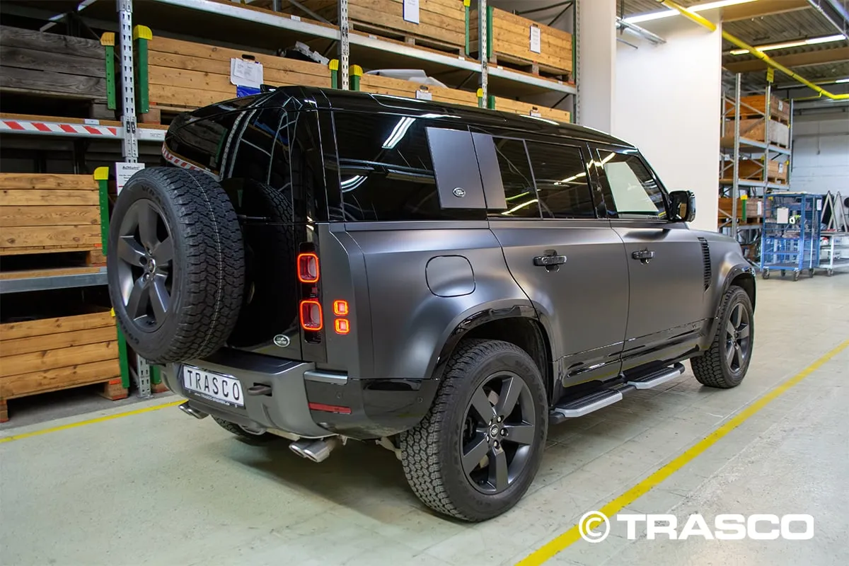 配备TRASCO A-KIP®防护的Defender 110 V8,后侧视图