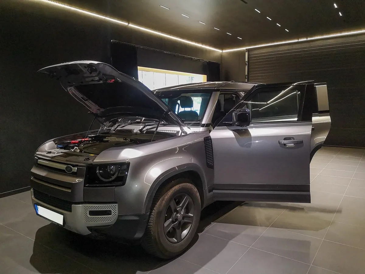 Defender A-KIP® von TRASCO im Showroom eines Händlers von Land Rover in Belgien