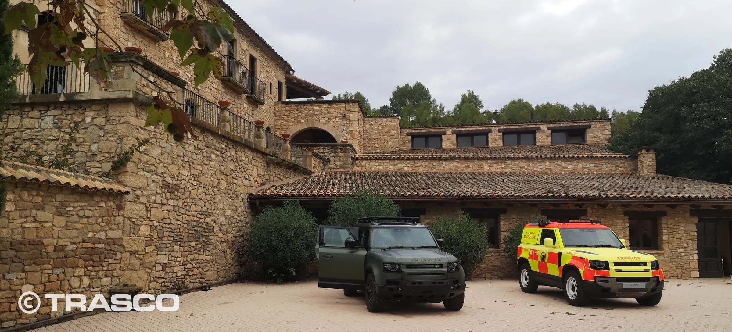 Defender vor dem Gutshof von Les Comes