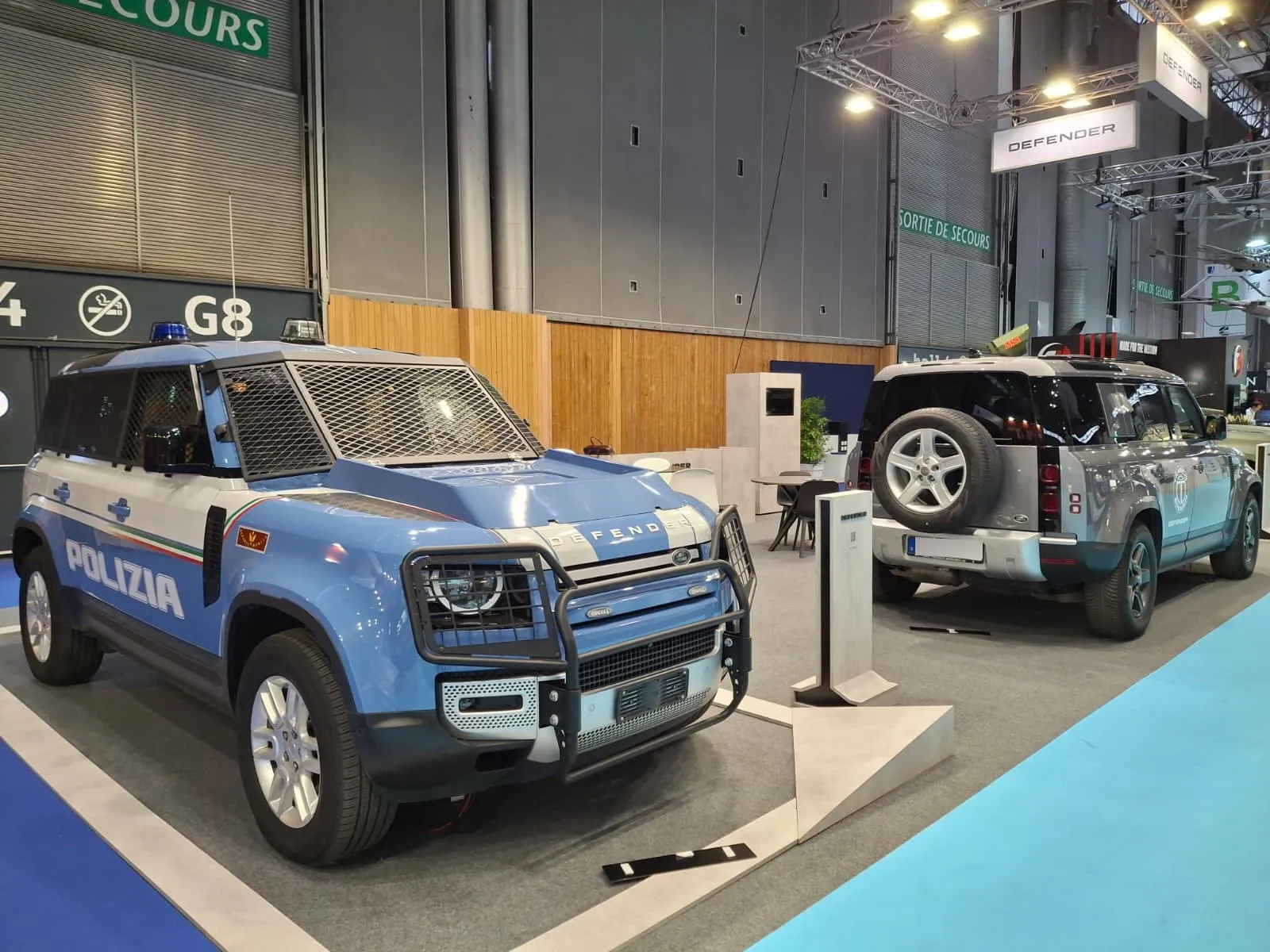 Véhicules exposés sur le stand DEFENDER au salon Eurosatory 2026, à droite le Defender A-KIP® de TRASCO