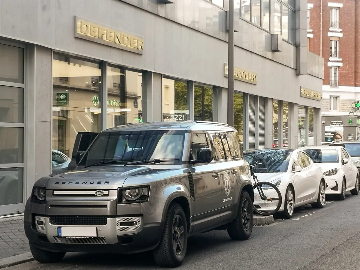 Defender A-KIP®, захищений TRASCO, перед дилерським центром DEFENDER у Франції
