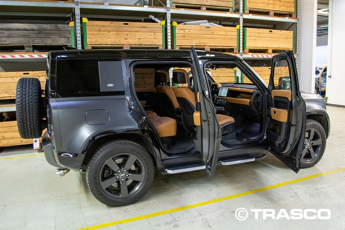 配备TRASCO A-KIP®防护的Defender 110 V8,车门打开