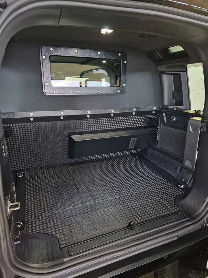 Fond des Defender 110 V8 mit A-KIP®-Schutz von TRASCO