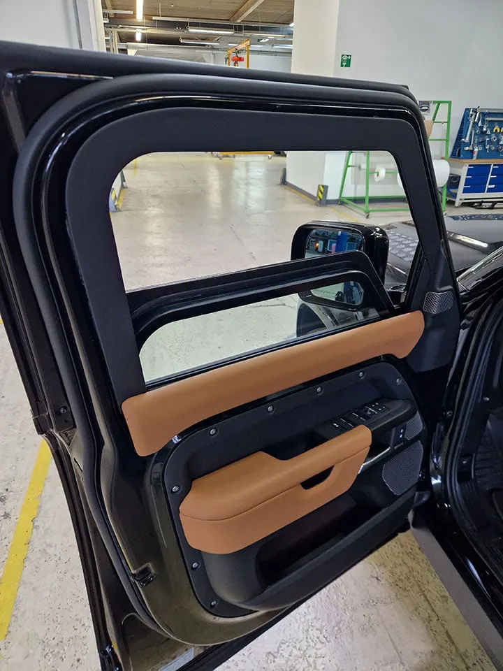 Geschützte Tür des Defender 110 V8 mit A-KIP®-Schutz von TRASCO