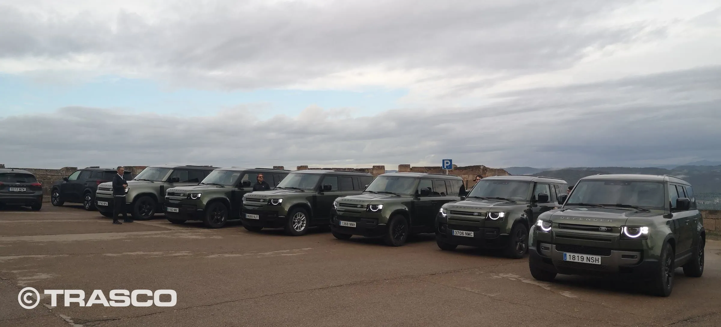 Defender vor dem Start der Fahrt, über dem Tal von Súria