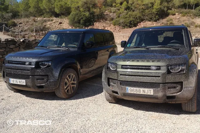 Zwei Defender mit Schlamm an Front und Flanken nach der Geländefahrt in Les Comes, Spanien
