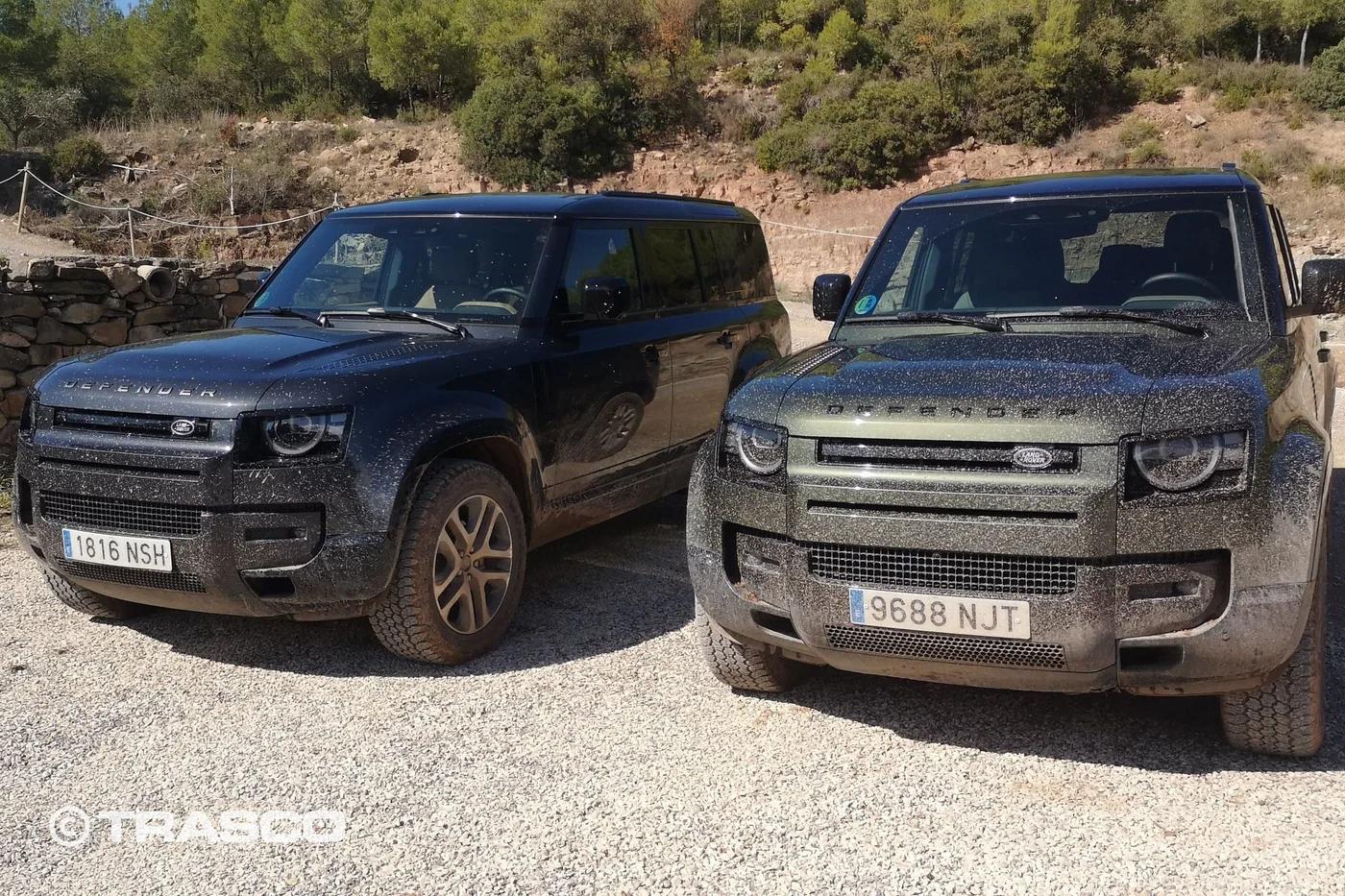 Zwei Defender mit Schlamm an Front und Flanken nach der Geländefahrt in Les Comes, Spanien
