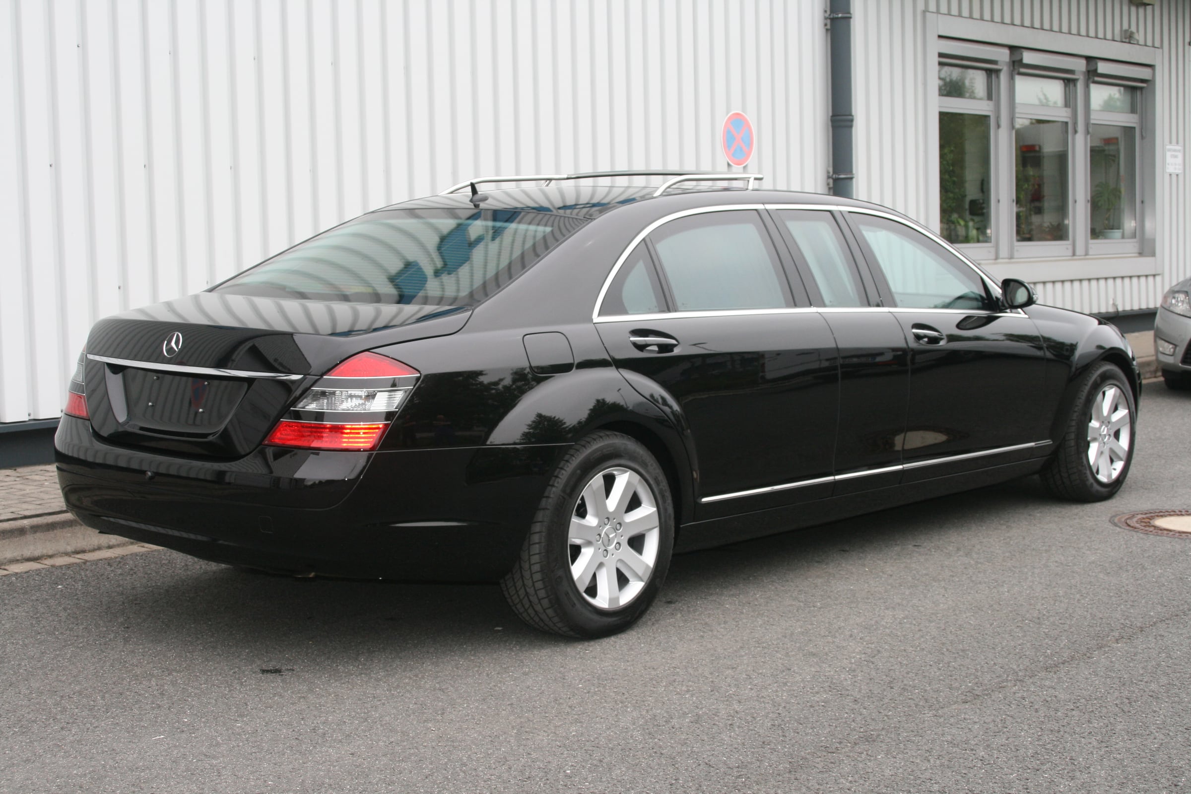 Limousine based on the Mercedes-Benz S-Class W221 with parade roof rail, rear three-quarter view