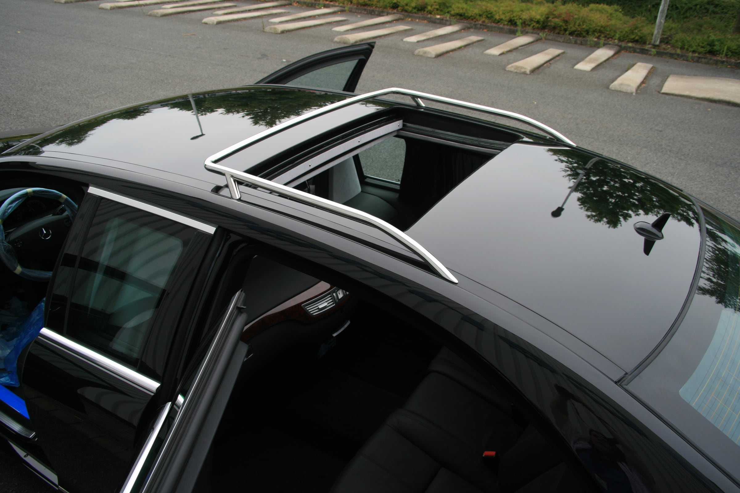Open parade roof with handrail on a limousine based on the Mercedes-Benz S-Class W221