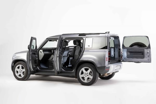Defender 110 avec protection A-KIP®, toutes portes ouvertes