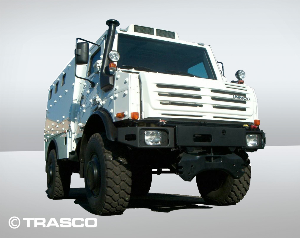 Броньована вантажівка на базі Mercedes-Benz Unimog, вигляд спереду на три чверті