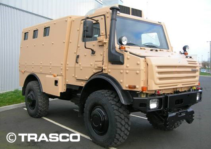 Броньована вантажівка на базі Mercedes-Benz Unimog піщаного кольору