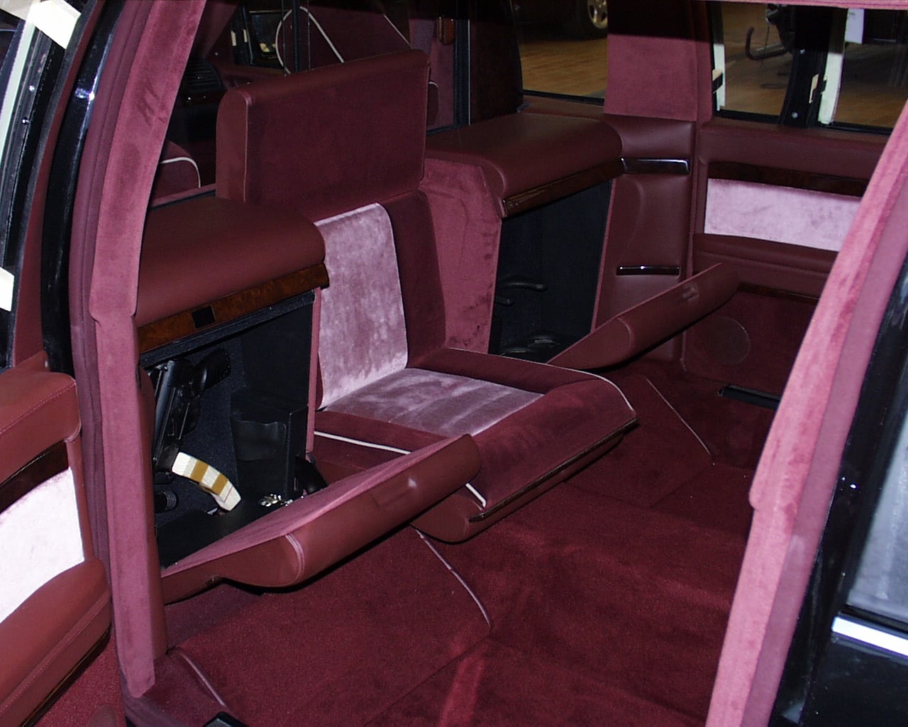 Klappsitz und Trennwand im Fond einer verlängerten Limousine