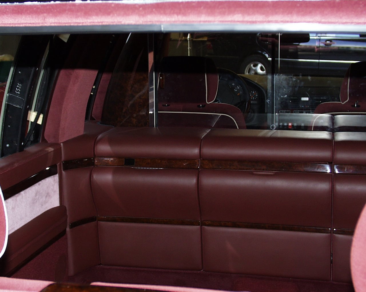 Trennwand mit Holzfurnierleisten im Fond einer verlängerten Limousine