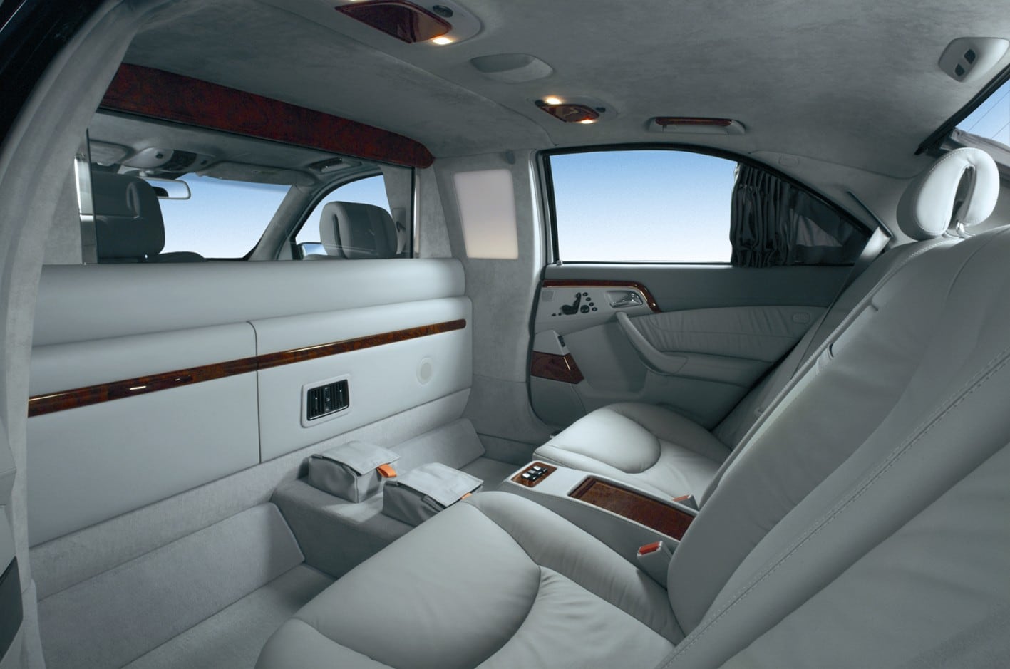 Trennwand in Leder mit Holzfurnier im Fond einer Limousine