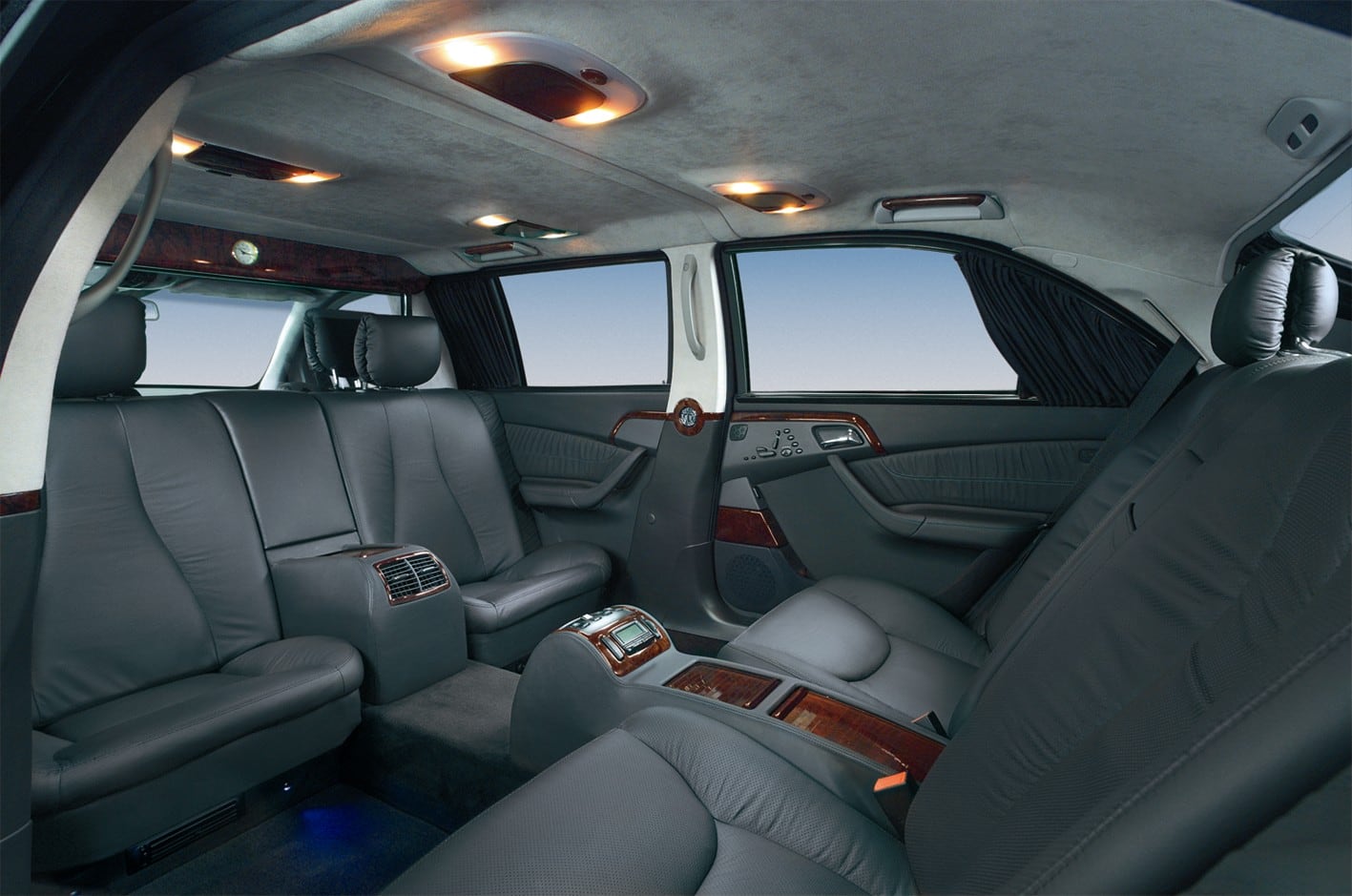 Fondsitze und Trennwand mit Ambientebeleuchtung in einer Limousine