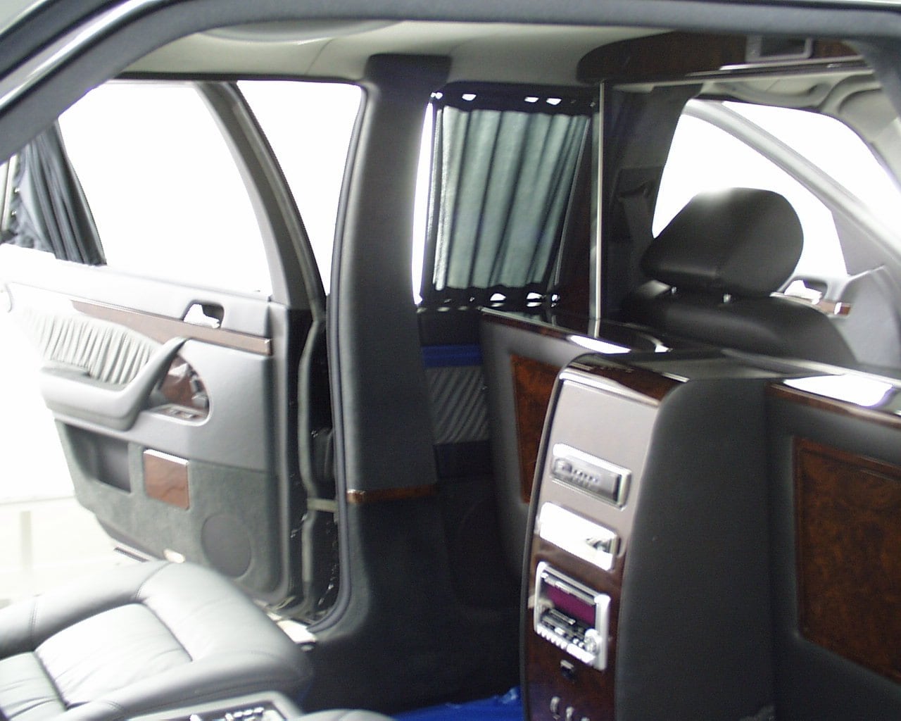 Trennwandkonsole mit Bedienelementen hinter dem Vordersitz einer Limousine
