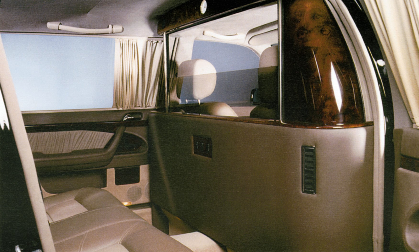 Trennwand mit Glasscheibe und Holzfurnier in einer Limousine
