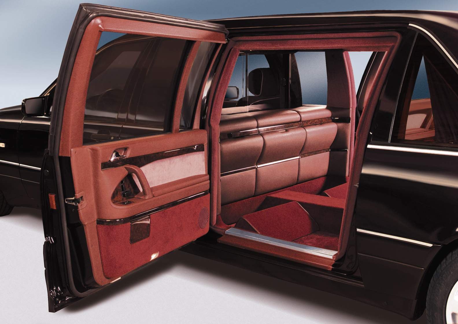 Verlängerte Limousine mit geöffneter Fondtür und Lederausstattung