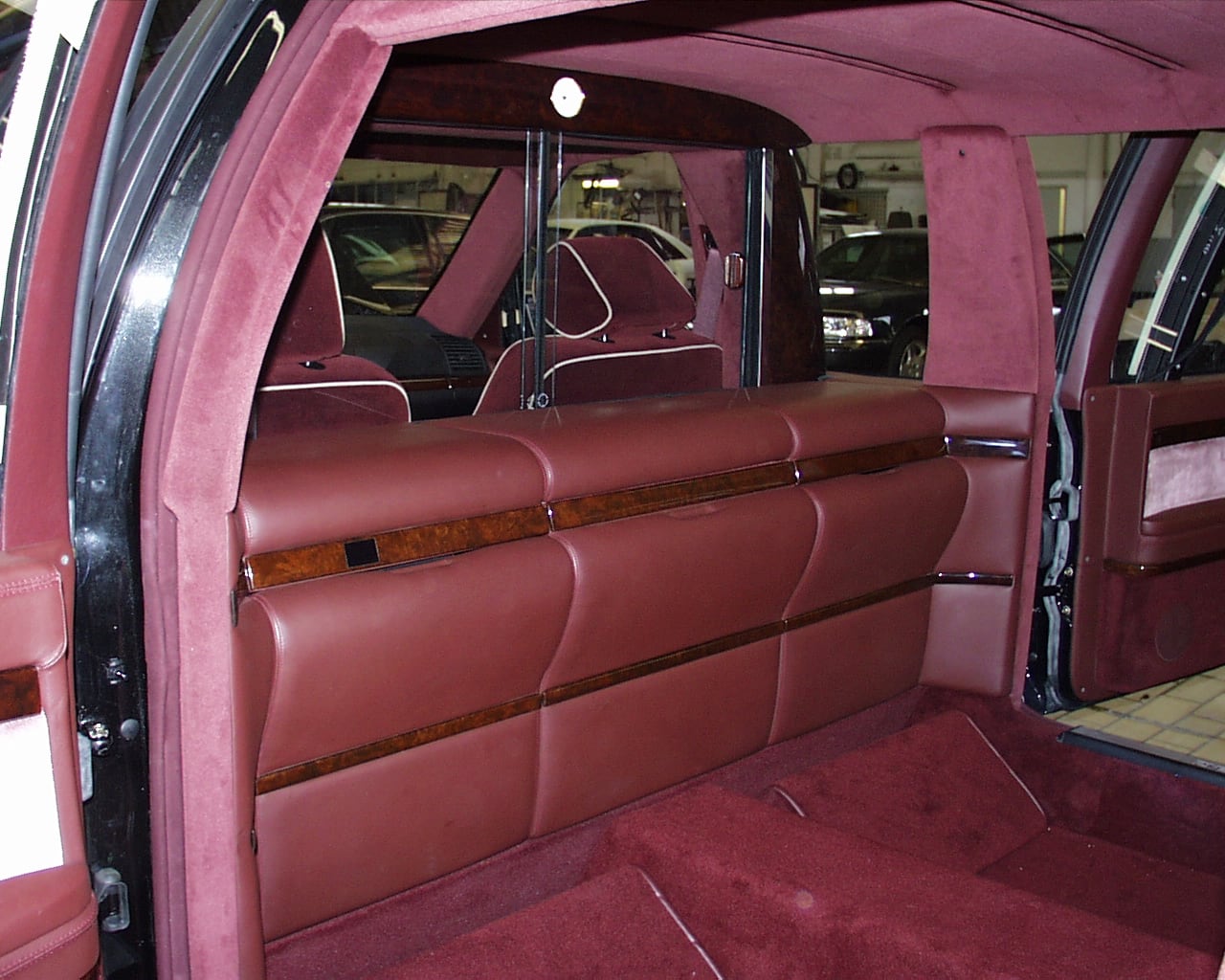 Leather-trimmed partition wall in the rear compartment of an extended limousine