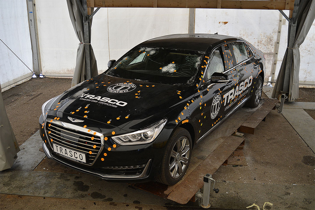Седан Genesis EQ900L від TRASCO під час сертифікаційних балістичних випробувань і випробувань на стійкість до вибуху (3)
