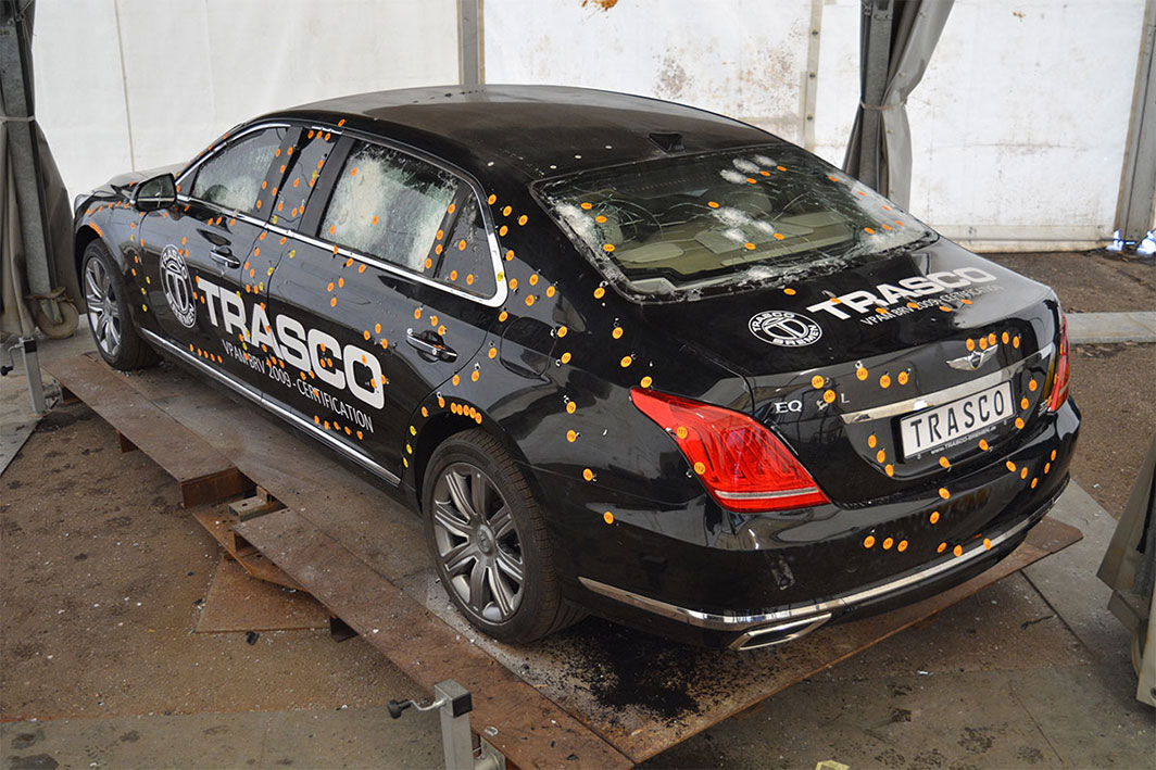 Седан Genesis EQ900L від TRASCO під час сертифікаційних балістичних випробувань і випробувань на стійкість до вибуху (5)