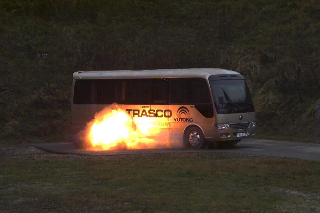 VIP-автобус Yutong T7 від TRASCO під час сертифікаційних балістичних випробувань і випробувань на стійкість до вибуху (2)