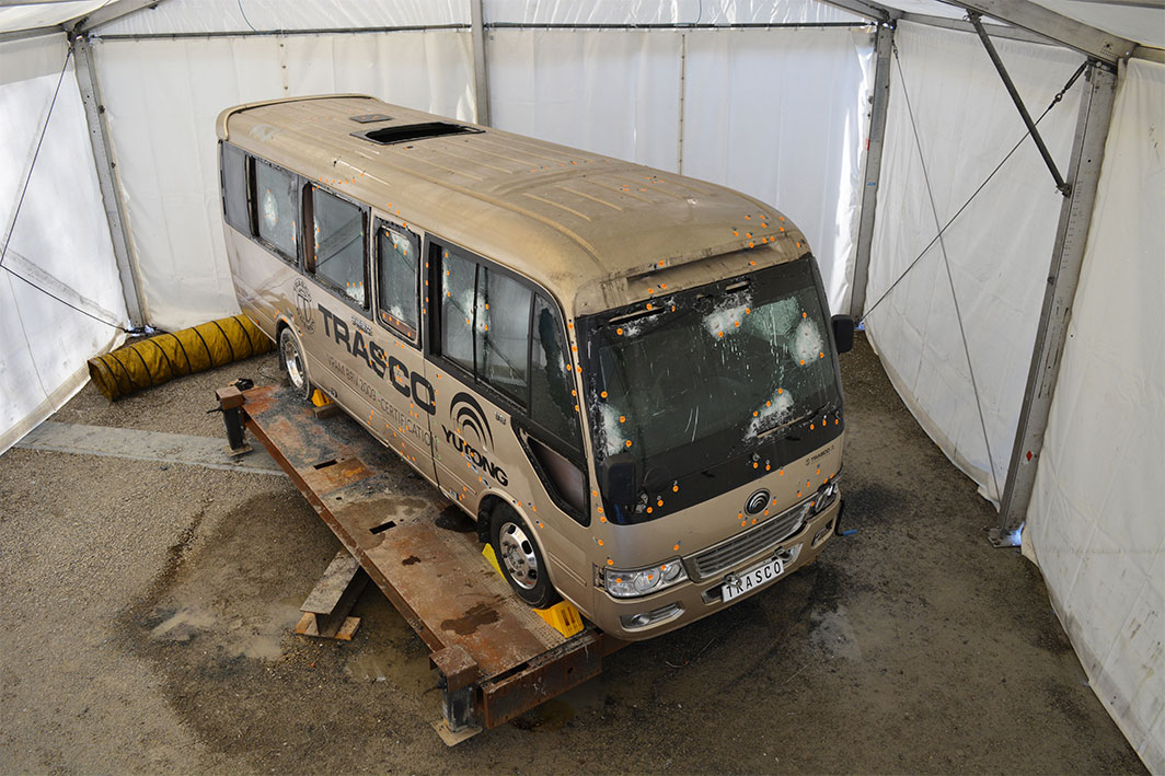 VIP-автобус Yutong T7 від TRASCO під час сертифікаційних балістичних випробувань і випробувань на стійкість до вибуху (5)