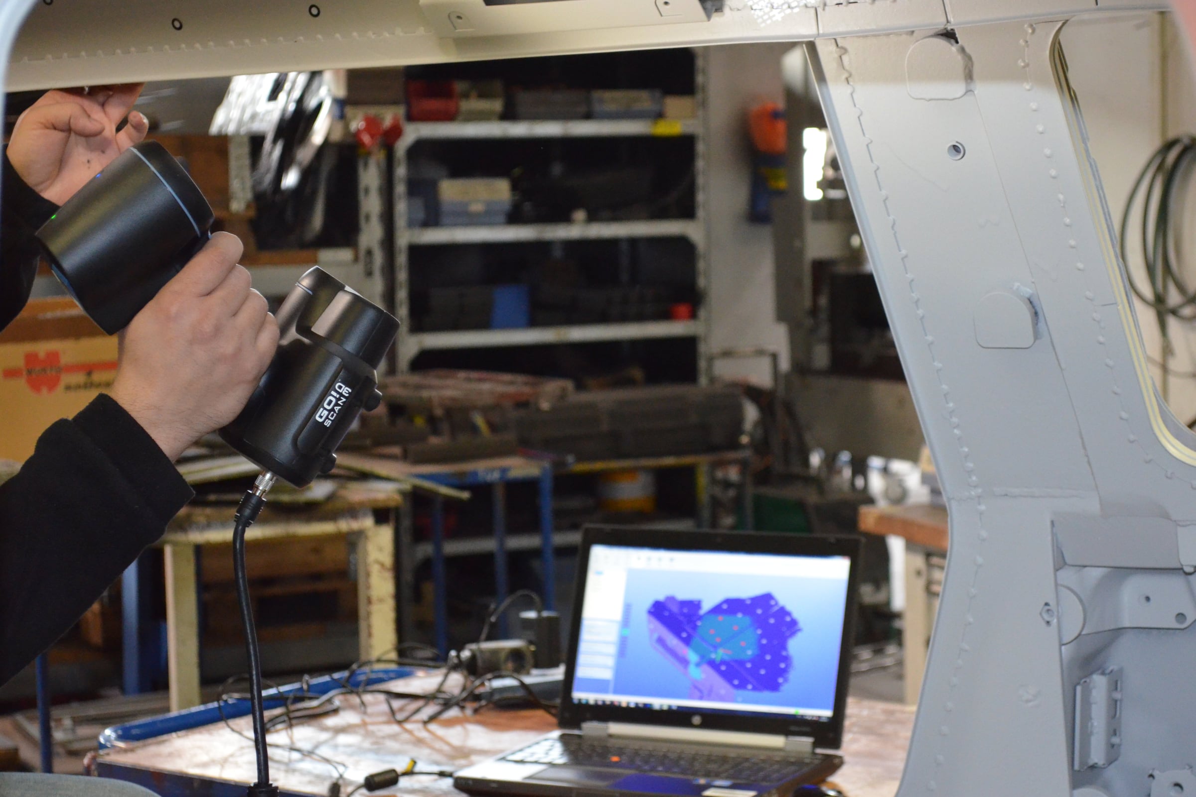 Ingenieur von TRASCO scannt eine Fahrzeugkarosserie mit einem 3D-Scanner
