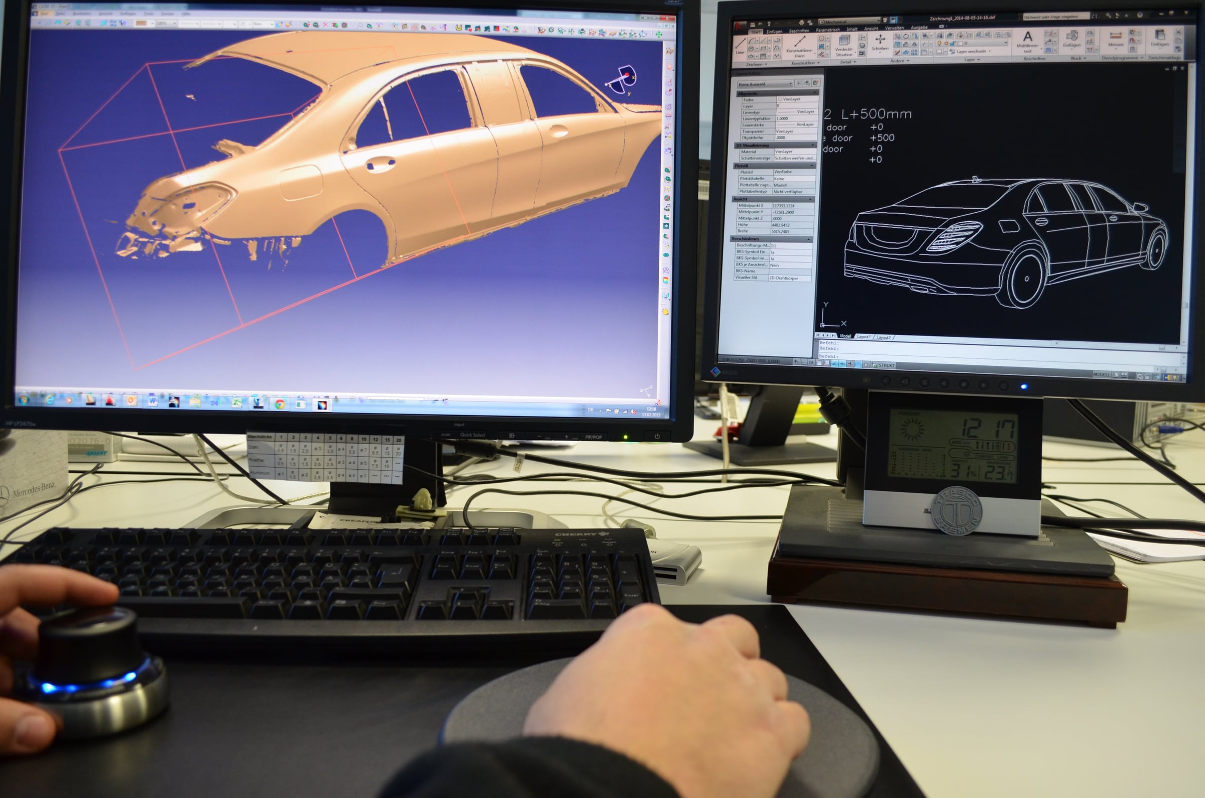 Entwicklungsingenieur von TRASCO an einem CATIA-Arbeitsplatz mit dem Modell einer verlängerten Limousine