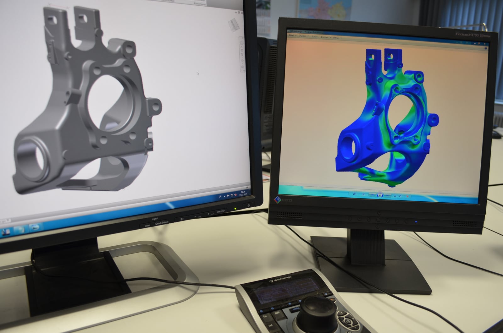 Achsschenkel im CAD-Modell und seine FEM-Analyse auf zwei Monitoren in der Entwicklung von TRASCO