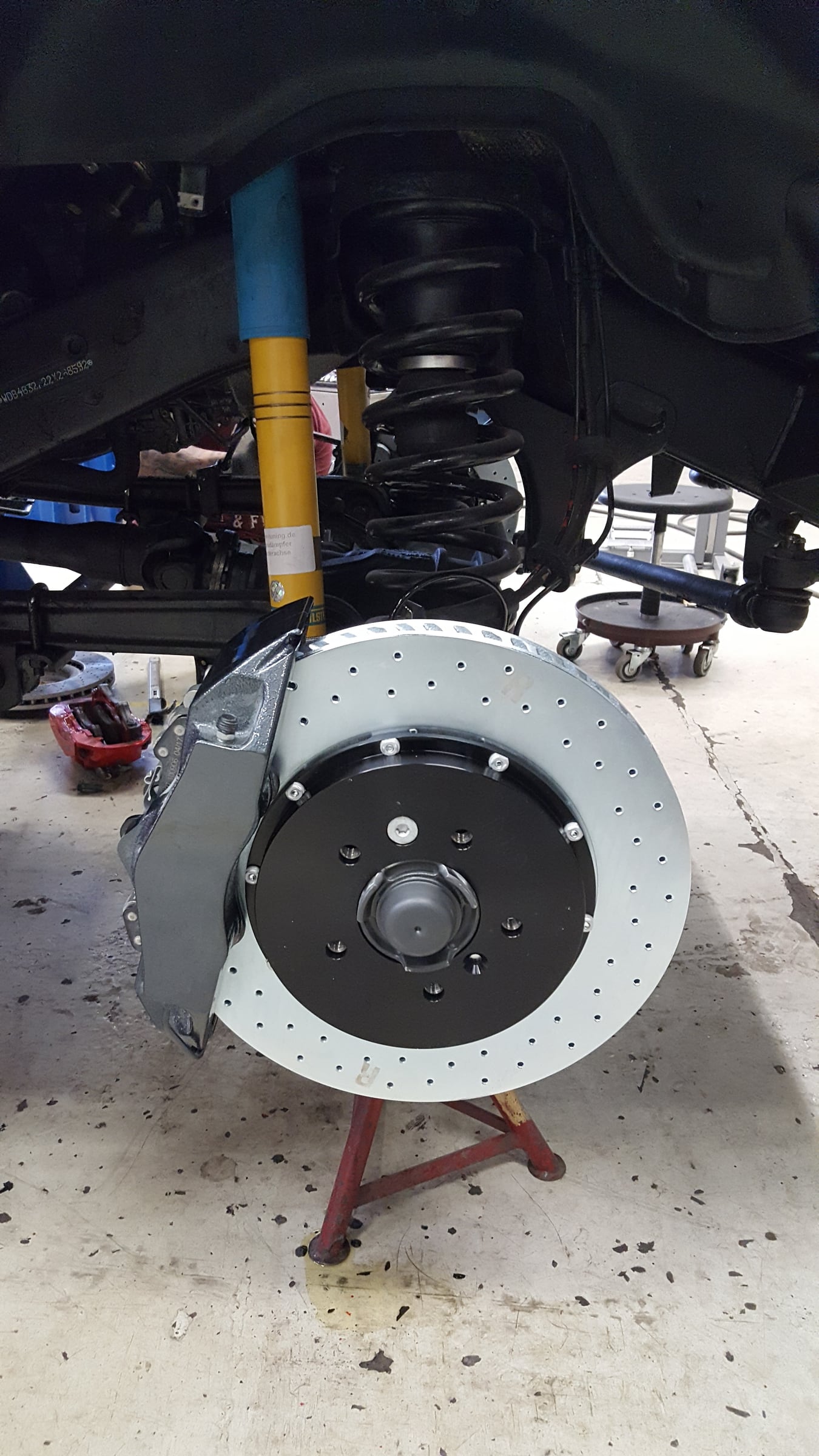 Große Bremsscheibe und Bremssattel für einen gepanzerten SUV in der Werkstatt von TRASCO