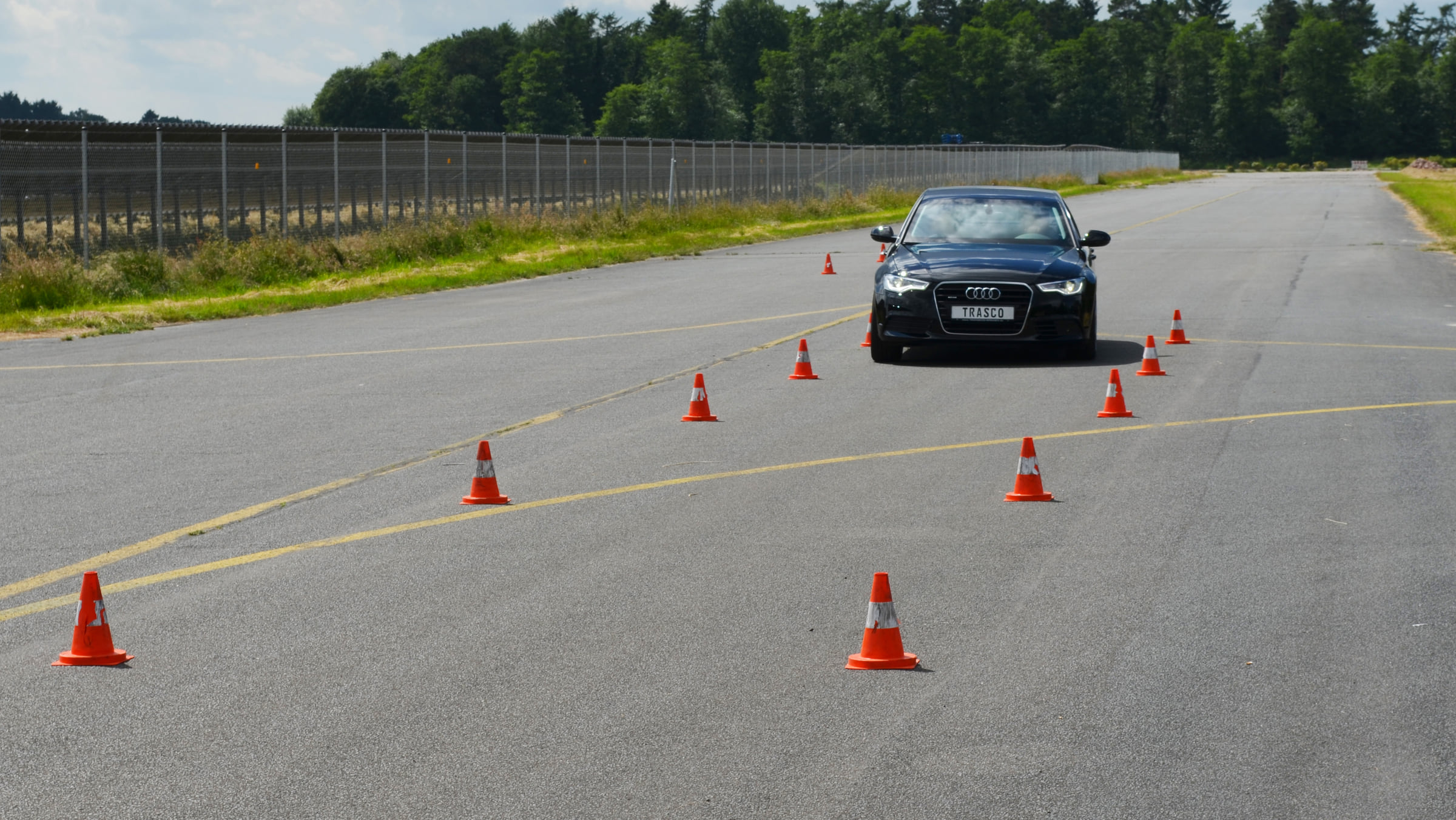 Gepanzerte Limousine im Slalomparcours auf der Teststrecke