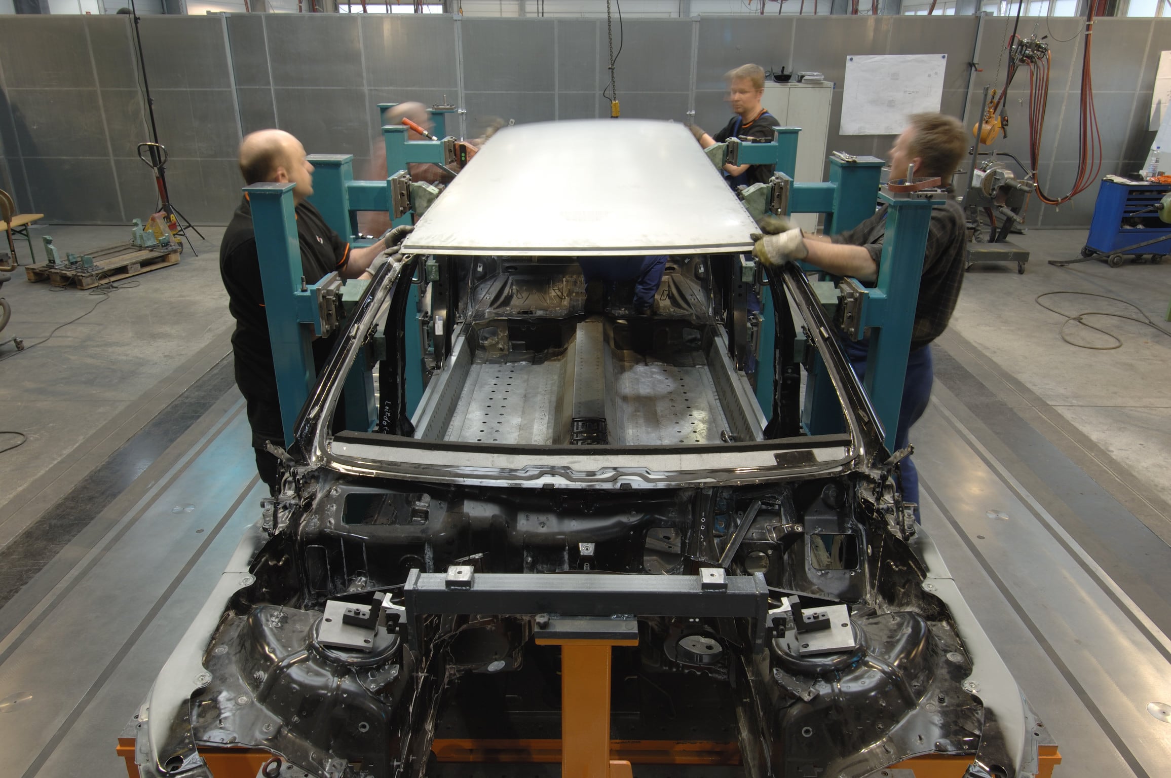 Structure de carrosserie d’une limousine allongée sur le gabarit, chez TRASCO à Brême