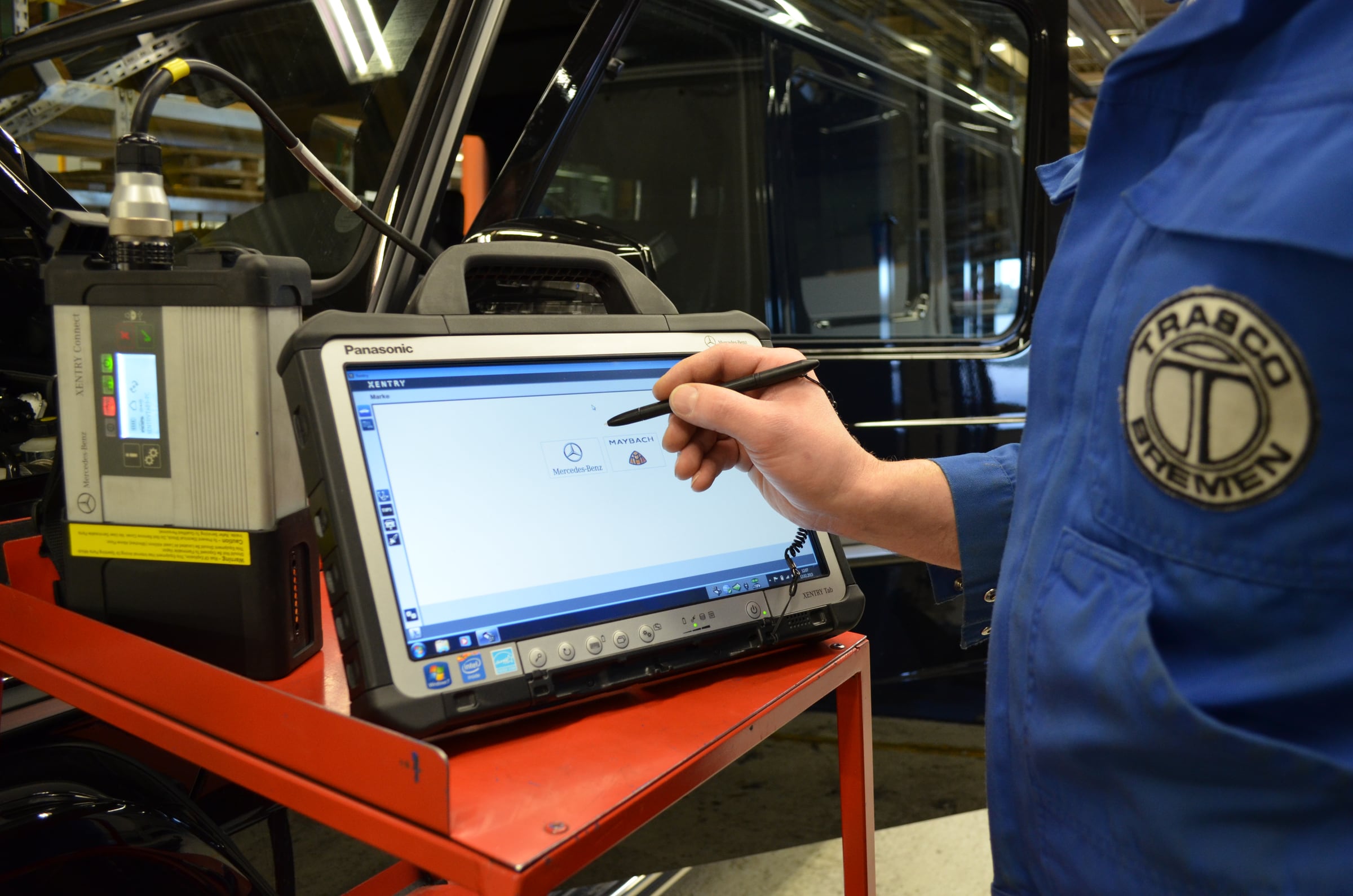 Diagnostic du véhicule sur une tablette renforcée au département mécatronique de TRASCO