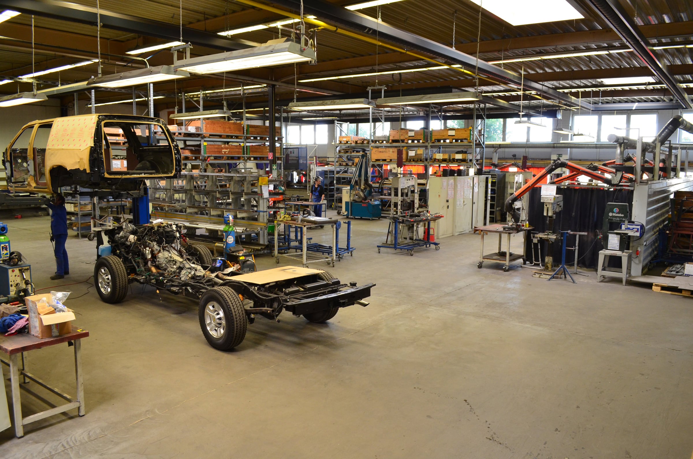 Hall de production de TRASCO à Brême avec un châssis de véhicule en cours de transformation