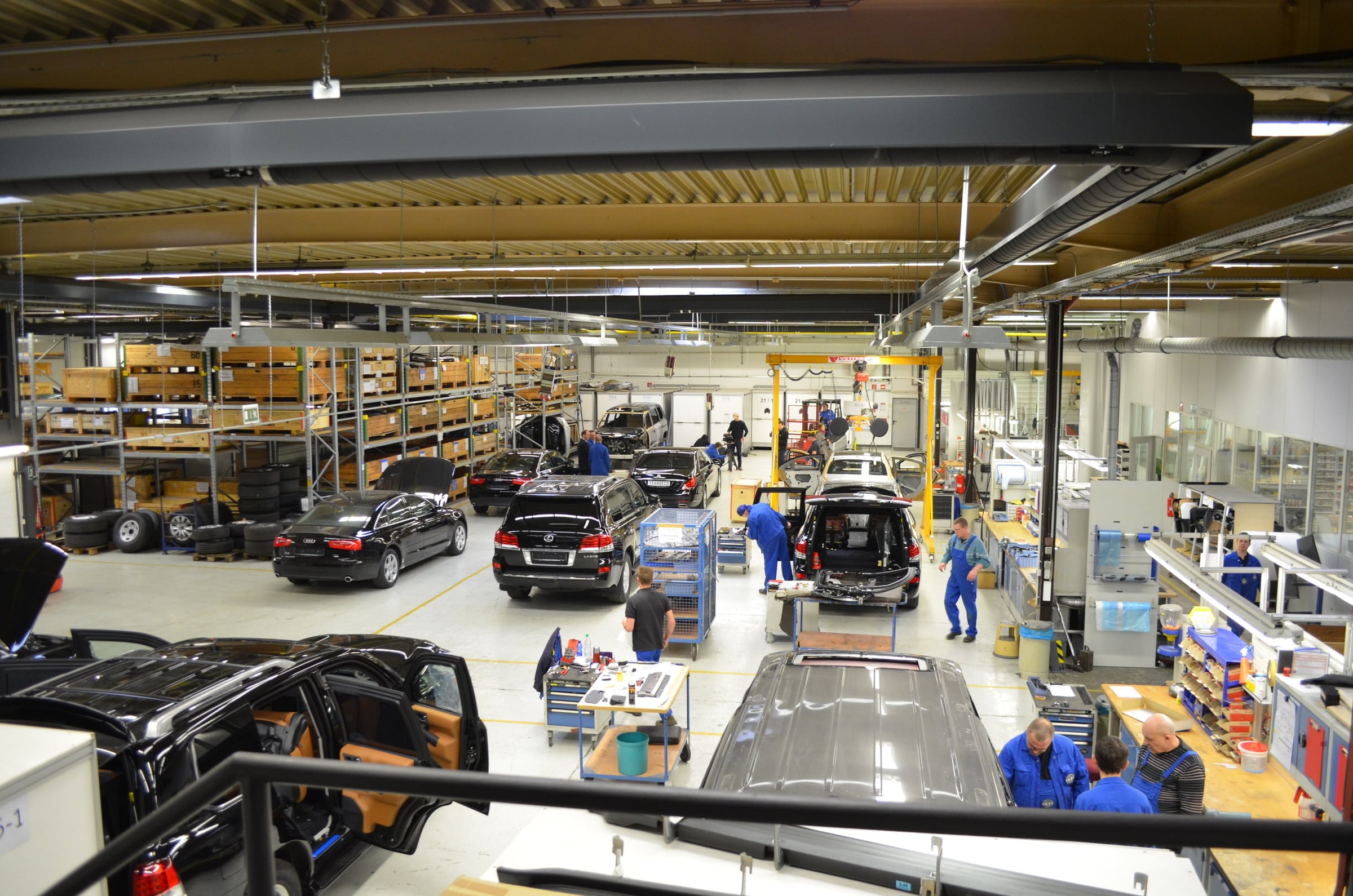 Production hall of TRASCO in Bremen seen from above, armored vehicles in assembly