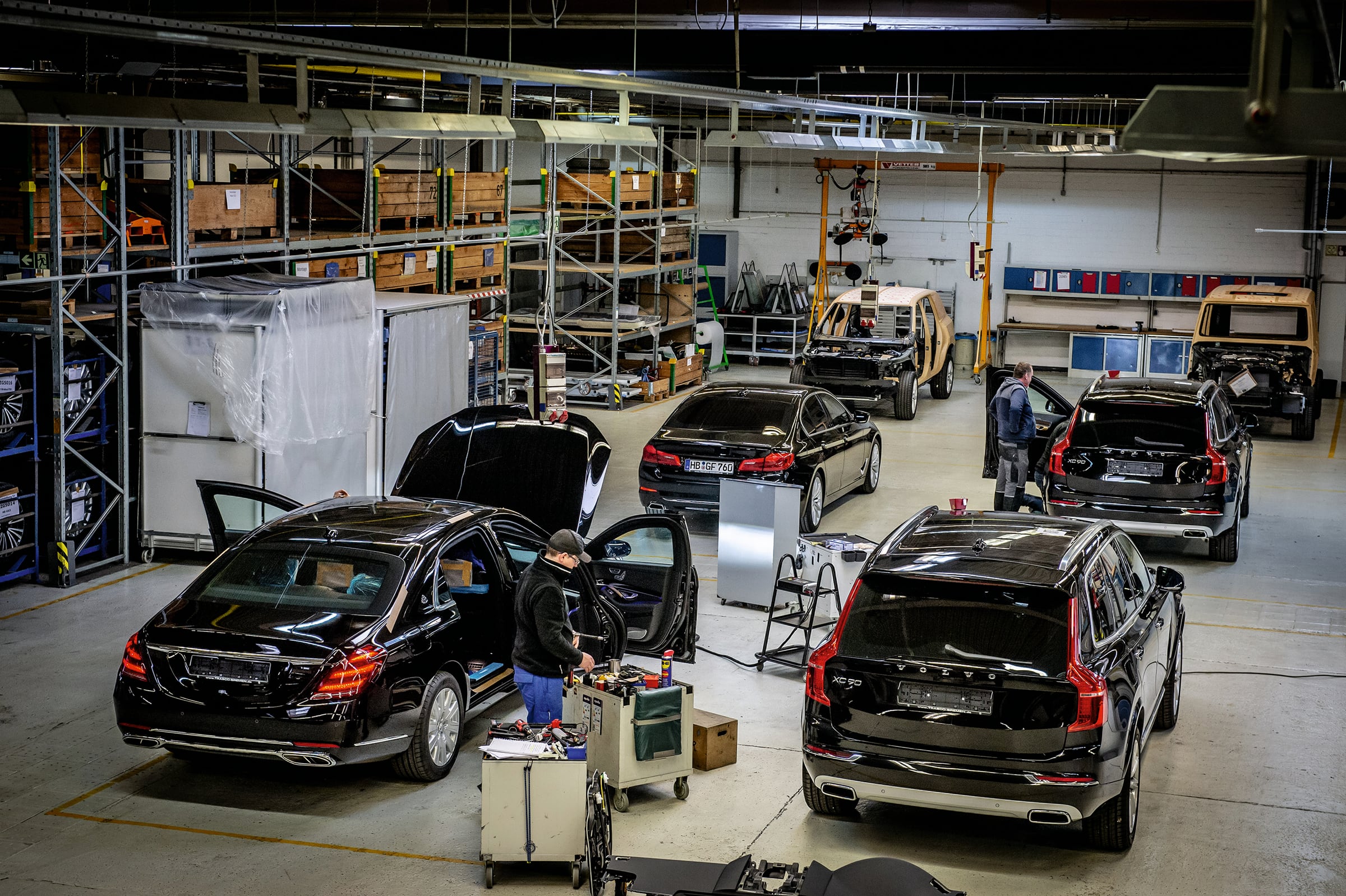 Berline et SUV blindés dans le hall de production de TRASCO à Brême