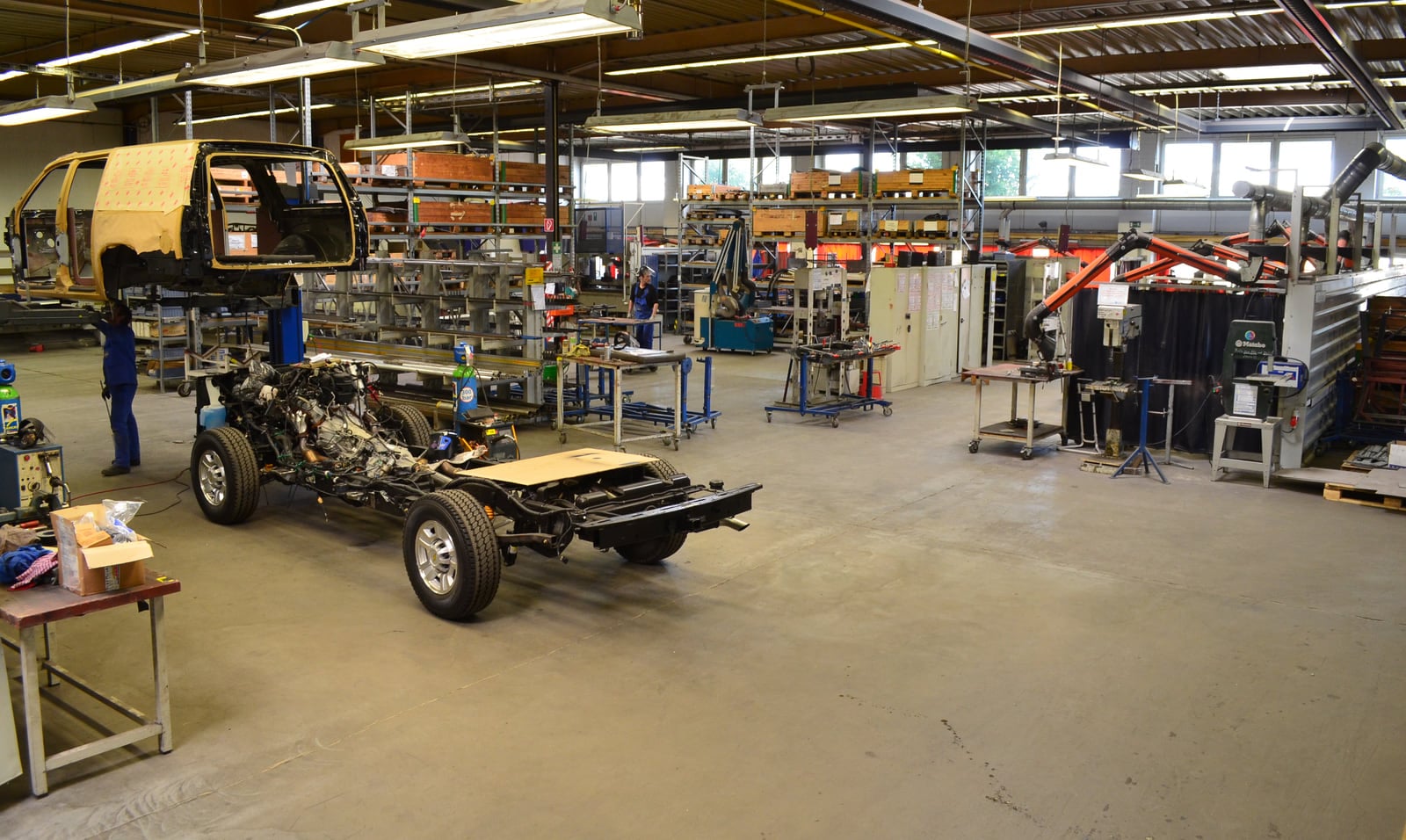Hall de production de TRASCO à Brême avec un châssis de véhicule en cours de transformation