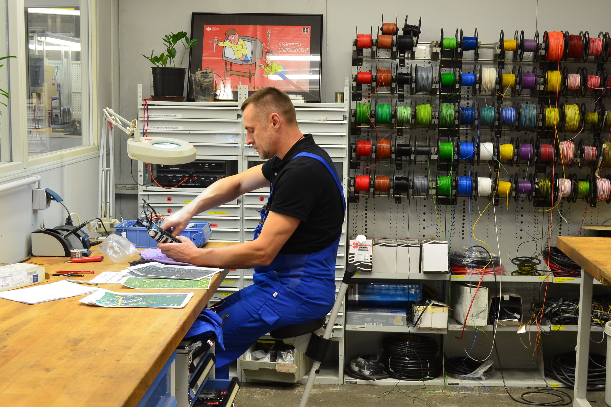 Atelier de mécatronique avec fabrication de faisceaux électriques chez TRASCO