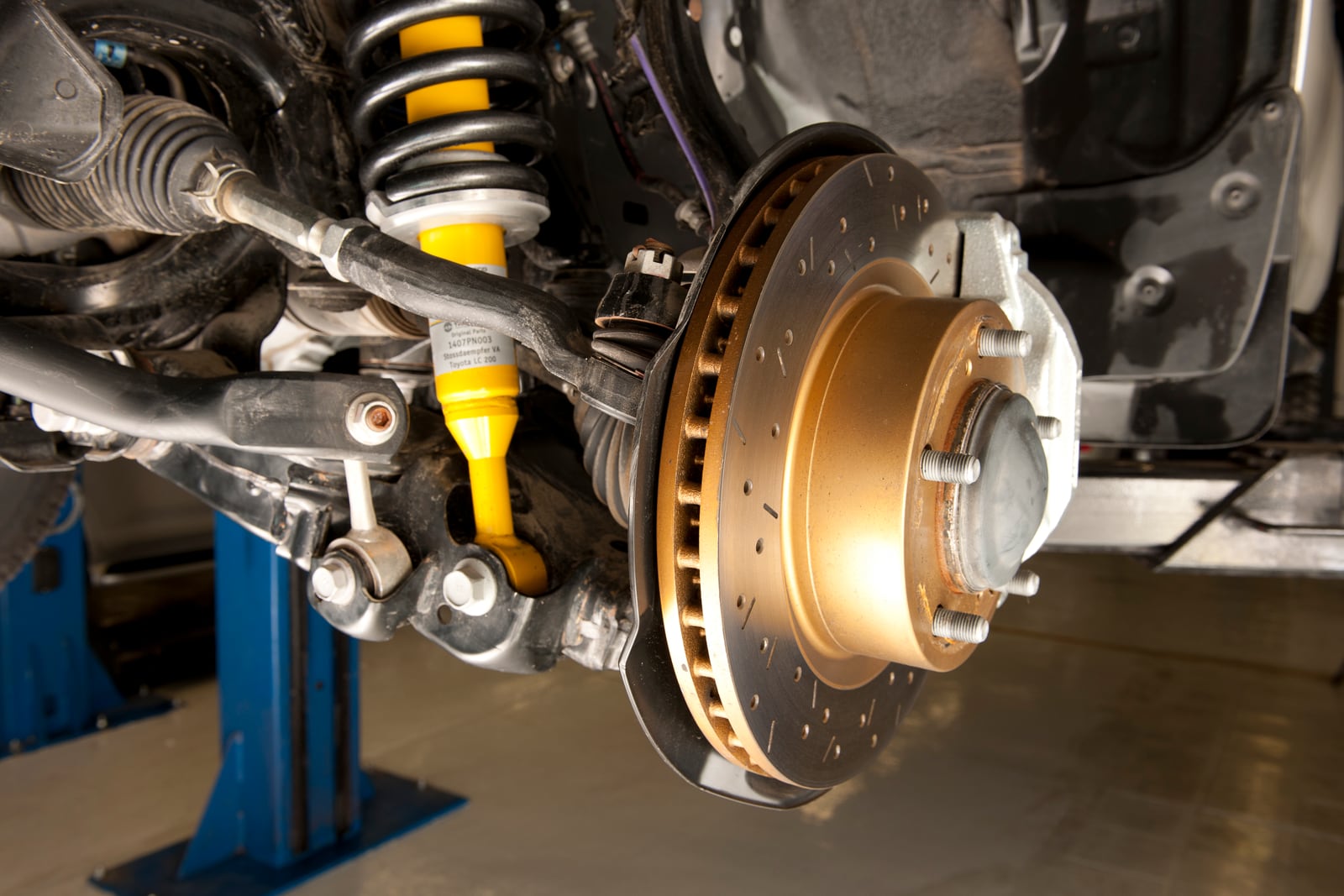 Verstärkte Bremsanlage und verstärktes Fahrwerk eines gepanzerten SUVs